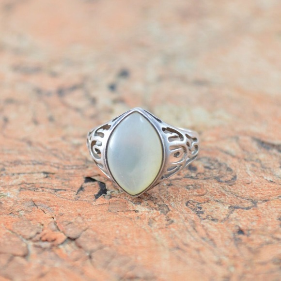 Mother of Pearl Cut Out Band Ring Size 5.5 Sterling Silver - Picture 9 of 11